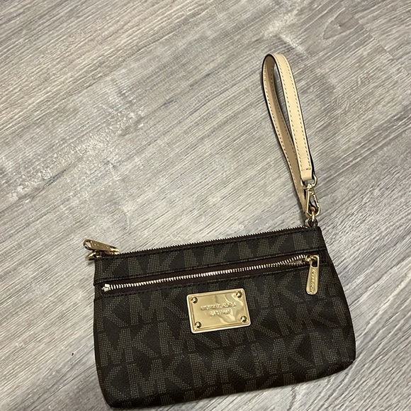Like new Michael Kors Wristlet - Picture 1 of 11